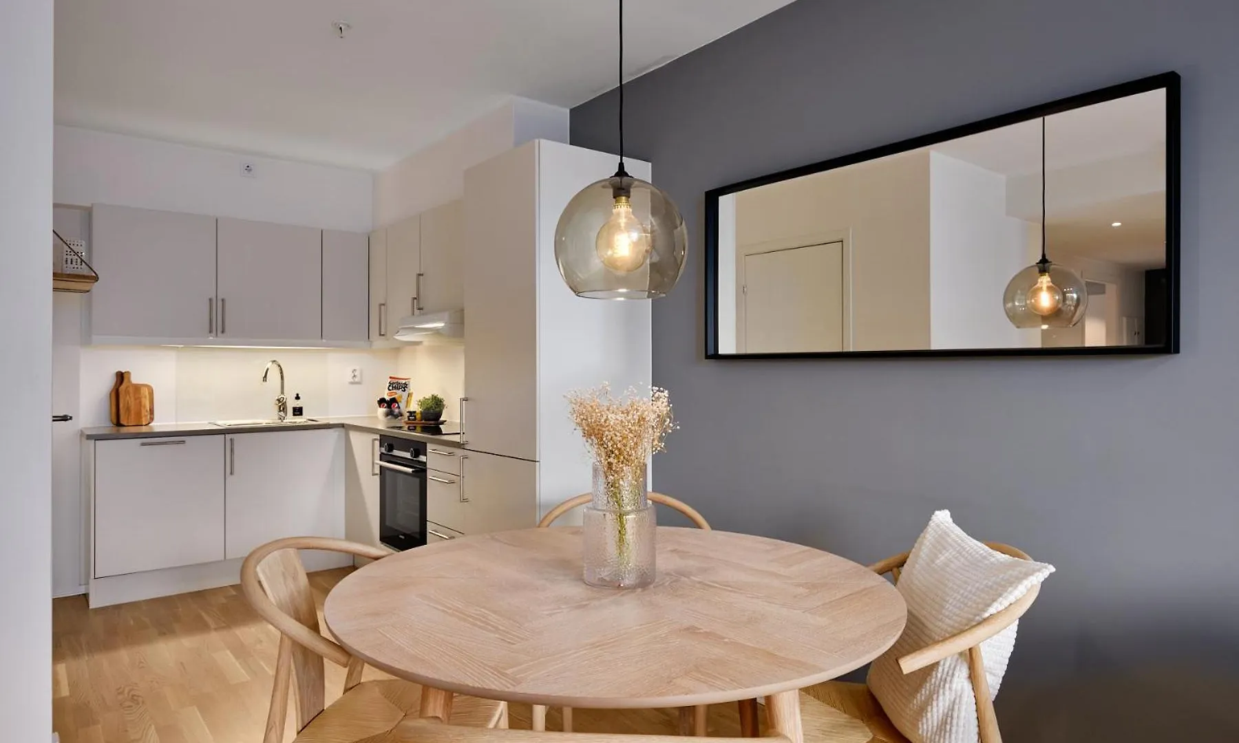 Stylish 2-Br Retreat In Heart Of Vibrant Bergen Apartman